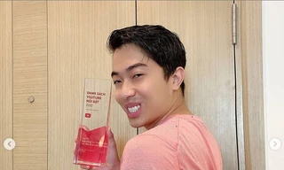 Lầy như Cris Devil Gamer: Lấy kẹp tóc của vợ tạo dáng nhận cúp Top 10 YouTube Creator 2020