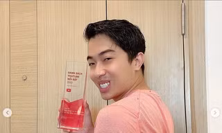 Lầy như Cris Devil Gamer: Lấy kẹp tóc của vợ tạo dáng nhận cúp Top 10 YouTube Creator 2020