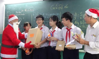 Thầy hiệu trưởng trường người ta: Hóa trang thành ông già Noel phát iPhone 12 cho học sinh