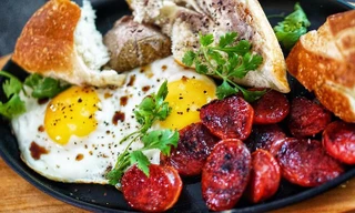 Ở nhà ăn Tết: Làm thế nào để món lạp xưởng chiên trở thành "cạ cứng" của bánh tét và bánh chưng?