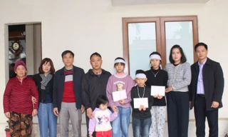 Báo Tiền Phong trao tặng sổ tiết kiệm cho 3 học sinh mồ côi mẹ ở Thanh Hóa