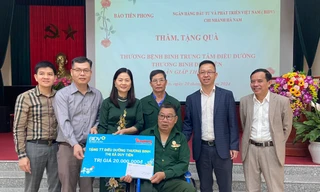 Ngân hàng BIDV và báo Tiền Phong thăm, tặng quà thương bệnh binh tại Hà Nam