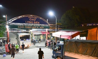 Bắt 7 đối tượng thu tiền bảo kê bán hàng tại khu vực chợ Long Biên 