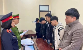 Mang vỏ chai bia chặn đường đánh người, 6 đối tượng bị khởi tố