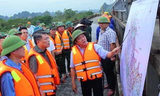 Trưởng Ban Tổ chức Trung ương và Phó Thủ tướng thị sát rốn lũ trên sông Hoàng Long