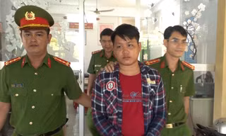 Bắt đối tượng đưa dao, canh cửa cho bạn đánh ghen