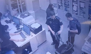 Đối tượng nước ngoài giấu thỏi kim loại màu vàng trong vùng kín nhập cảnh tại Nội Bài