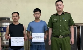 Hai đối tượng tại cơ quan công an. 