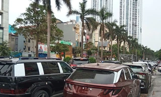 Hà Nội: Ô tô xếp hàng dài trên đường chờ đăng ký