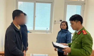 Chồng bị khởi tố, tạm giam vì đập hỏng điện thoại của vợ