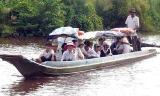 Chiếc đò nhân ái đưa học sinh nghèo đến trường