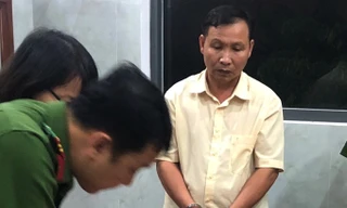 Cảnh sát đọc lệnh bắt ông Tài. Ảnh: Nhật Vy.