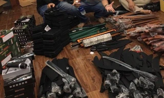 Bắt người bán vũ khí, lần ra cả kho kiếm, súng… ở Thủ Đức
