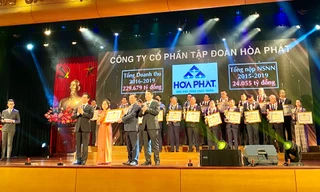 Đại diện Tập đoàn Hoà Phát nhận bằng khen, kỷ niệm chương vì có thành tích tiêu biểu về thuế.