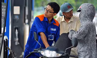 Giá xăng RON 95 giảm nhẹ, dầu đồng loạt tăng