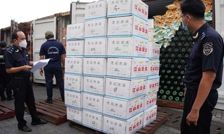 Xây cả kho hàng sát biên giới để buôn lậu 