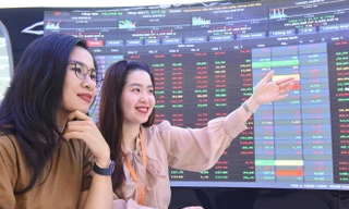 VN-Index vượt 1.600 điểm