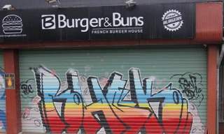 Bức xúc vì người ngoại quốc vẽ bậy giữa đêm giao thừa