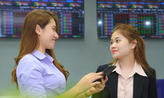 Người chơi chứng khoán lãi thật trong 'ngày nói dối'