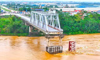 Duyệt khẩn cấp hơn 9 tỷ trục vớt phương tiện, cầu Phong Châu bị đắm 