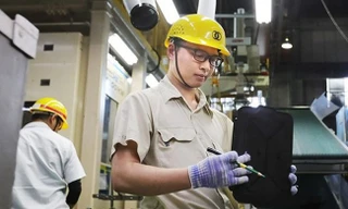 Lao động làm việc ở nước ngoài mất việc do dịch COVID-19 được hỗ trợ ra sao?