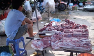 Giá thịt lợn tăng sốc, tiểu thương ế hàng vì sức mua yếu