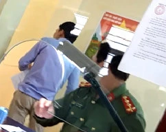 'Cò mồi' mặc đồ giống sắc phục công an ra vào tự do phòng XNC Hải Dương là ai?