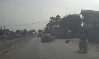 Tài xế Huyndai Kona có dấu hiệu say rượu bất ngờ tông vào hai người đi xe máy rồi bỏ chạy