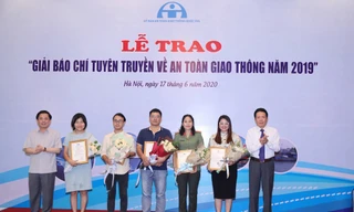 Đại diện các tác giả đạt giải Nhì Báo chí tuyên truyền về an toàn giao thông năm 2019