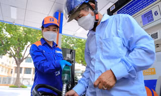 Giá xăng dầu giảm mạnh vào ngày mai?