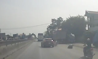 Công an Thanh Hoá xử lý tài xế ô tô lạng lách húc văng xe máy bỏ trốn