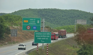 Lắp thêm biển cảnh báo 'tử thần' trên cao tốc Cam Lộ - La Sơn