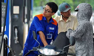 Giá xăng tăng mạnh, xăng RON 95 lên 23.407 đồng/lít