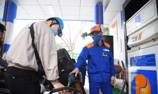 Giá xăng giảm vào ngày mai?