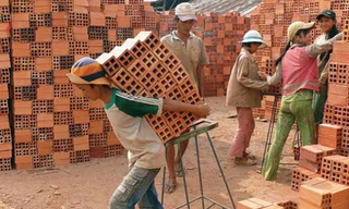 Nhiều trẻ em phải làm những công việc nguy hiểm