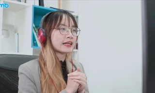 Một giáo viên tiếng Anh đang giảng dạy online