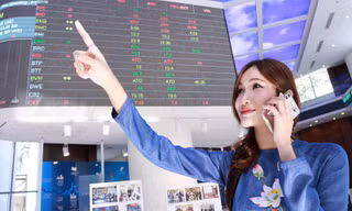 Cổ phiếu nhà tỷ phú bứt phá, VN-Index chạm đỉnh mới