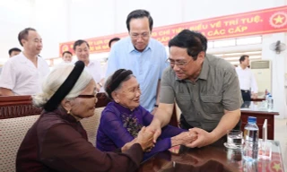 Đề xuất chi 450 tỷ đồng tặng quà Tết người có công 