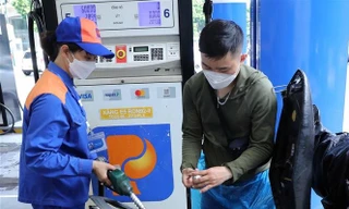 Giá xăng tiếp tục tăng vào ngày mai?