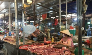 Sắp vào cao điểm Tết, vì sao giá thịt lợn ‘rơi’ tự do?