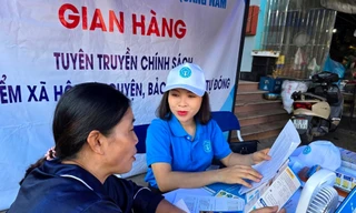 Cán bộ BHXH Quảng Nam đến từng gian hàng tiểu thương tuyên truyền chính sách 