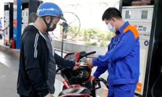 Giá xăng dầu dự báo giảm mạnh vào ngày mai.