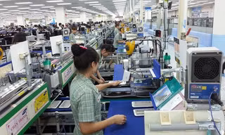 Việt Nam khan hiếm lao động ngành điện tử và may mặc
