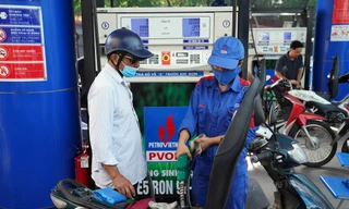 Giá xăng tiếp tục giảm vào ngày mai?