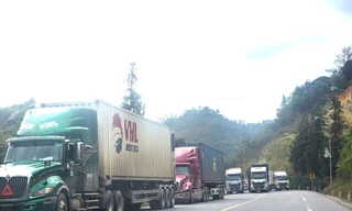 Xe chở nông sản tấp nập đổ về cửa khẩu xuất hàng sang Trung Quốc