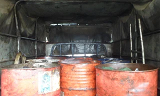 Các thùng phi chứa đầy dầu bẩn bị phát hiện, thu giữ