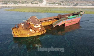 Con tàu mắc cạn 'hot trend' ở Ninh Thuận có nguy cơ gãy đổ