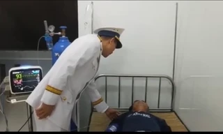 Cấp cứu ngư dân gặp nạn trên biển Trường Sa