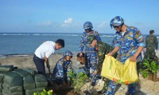 Chiến sĩ Trường Sa sôi nổi hưởng ứng Tết trồng cây 2025