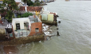 Khánh Hòa: 'Xây thành, đắp lũy' ngăn sóng dữ